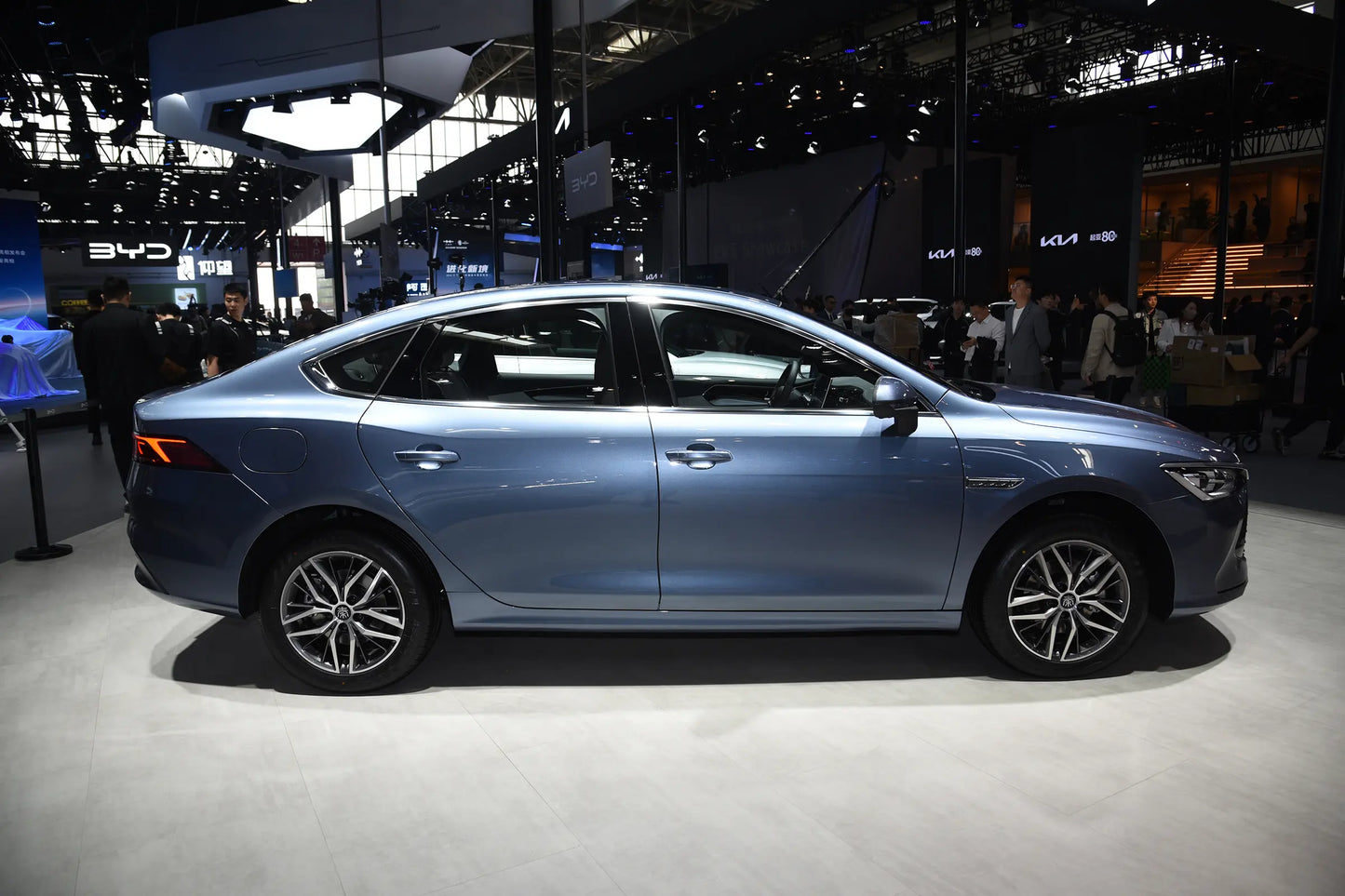 BYD Qin PLUS DM -гибридный PHEV