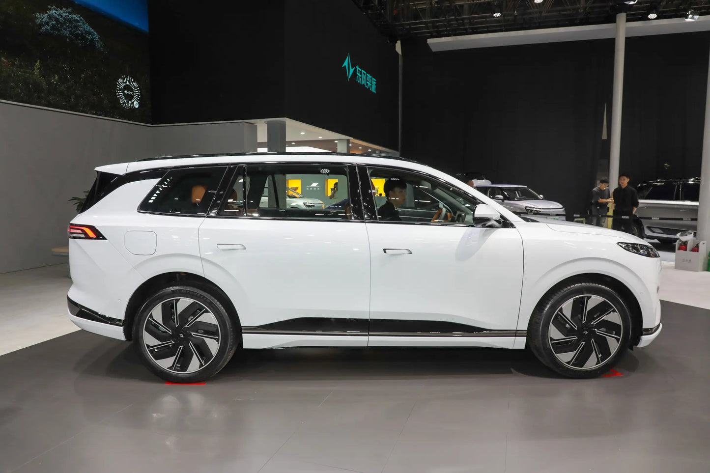 Dongfeng eπ008-Гибридный REEV